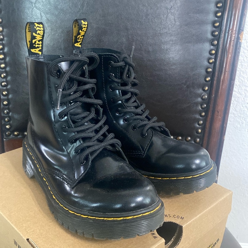 Dr Martens Airwair black 8 hole boot kids size 2 (US) size 1 (UK)